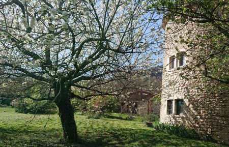 G&icirc;te n&deg;G186800 Miscon - Dr&ocirc;me - La tour m&eacute;di&eacute;vale depuis le jardin