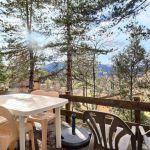 Terrasse privative, vue sur les arbres, le village perch&eacute; et les montagnes