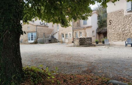 G&icirc;te de groupe n&deg;G84014 Ch&acirc;teauneuf-sur-Is&egrave;re - Dr&ocirc;me - Le Hameau des Troubadours compos&eacute; de 3 maisons ind&eacute;pendantes: &agrave; gauche Les Orchid&eacute;es, capacit&eacute; 6 pers; au centre Les Marnes, capacit&eacute; 4 pers; &agrave; droite Les Ch&ecirc;nes, capacit&eacute; 6 pers