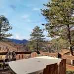 Terrasse privative avec salon de jardin, vue sur les maisons et la montagne