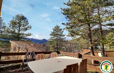 G&icirc;te n&deg;G193009 Montbrun-les-Bains - Dr&ocirc;me - Terrasse privative avec salon de jardin, vue sur les maisons et la montagne