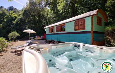 Roulotte(s)G218003 Mours-Saint-Eus&egrave;be - Dr&ocirc;me - La roulotte vue de l'ext&eacute;rieur, avec le spa ext&eacute;rieur privatif