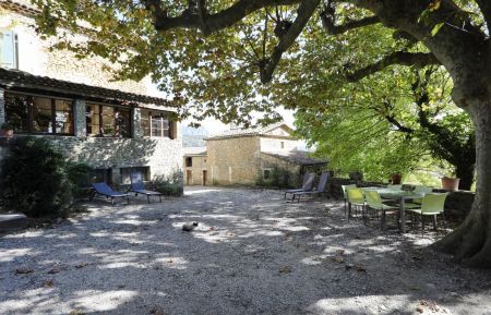 Cour avec salon de jardin et transats Gîte n°G344002 Soyans - Drôme - Cour avec salon de jardin et transats