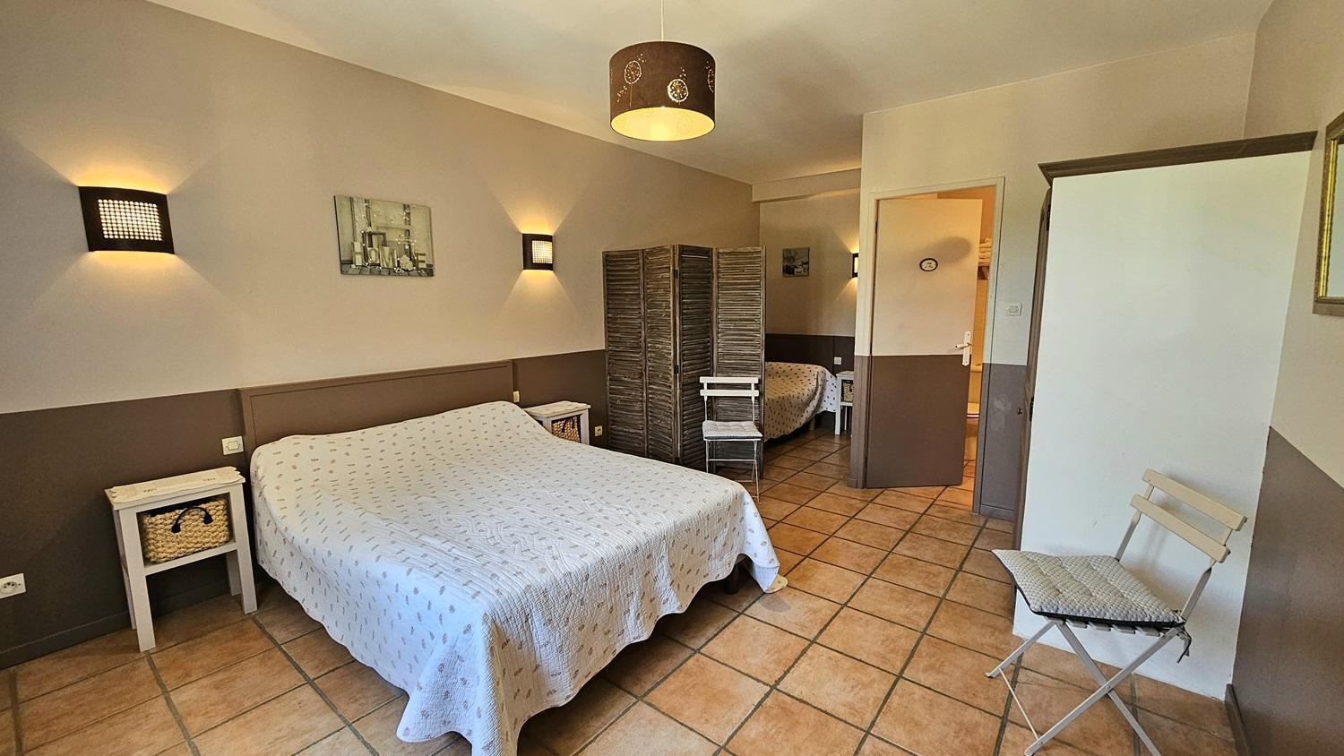 Lits 140x190 et 80x190. La chambre est située en rez de chaussée photo 16