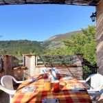 Terrasse privative avec salon de jardin et vue sur les montagnes