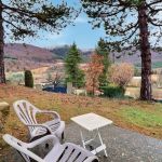 Terrasse privative, vue sur une partie du village, le Ch&acirc;teau des Gipi&egrave;res et la montagne