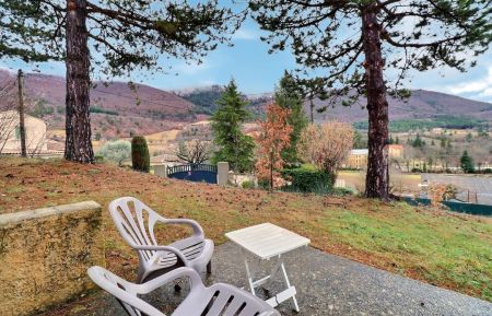 G&icirc;te n&deg;G193004 Montbrun-les-Bains - Dr&ocirc;me - Terrasse privative, vue sur une partie du village, le Ch&acirc;teau des Gipi&egrave;res et la montagne