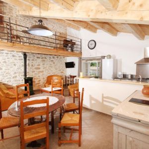 Location  n�G146003 � GRIGNAN (26)