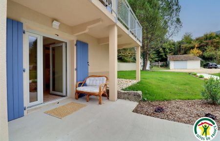 G&icirc;te n&deg;G307998 Saint-Jean-en-Royans - Dr&ocirc;me - L'entr&eacute;e du g&icirc;te et sa terrasse privative, partiellement abrit&eacute;e