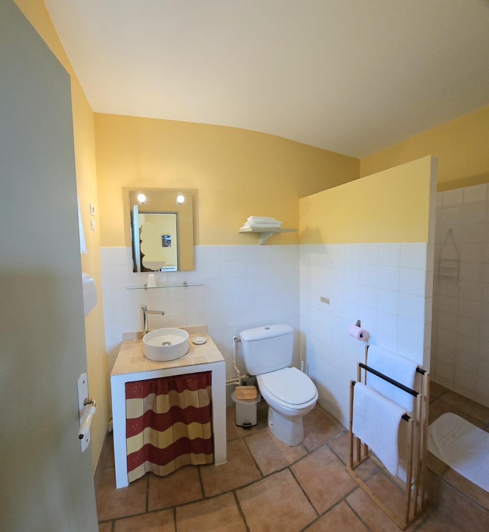 Salle de bain de la chambre Ocre avec douche à l'italienne. photo 21