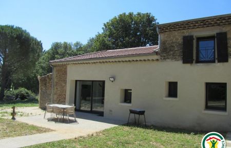 L'entrée par la baie-vitrée et la terrasse Gîte n°G208003 Montoison - Drôme - L'entrée par la baie-vitrée et la terrasse