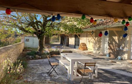 G&icirc;te n&deg;G21004 Autichamp - Dr&ocirc;me - L'ext&eacute;rieur. Agencement tout en longueur au rez-de-chauss&eacute;e : la future salle de s&eacute;minaires / la salle de pratique / la pi&egrave;ce de vie du g&icirc;te