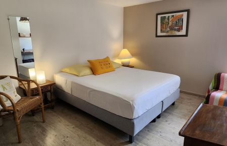 G&icirc;te n&deg;G83003 Ch&acirc;teauneuf-de-Galaure - Dr&ocirc;me - Chambre a coucher