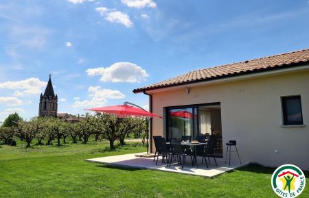 G&icirc;te n&deg;G83008 Ch&acirc;teauneuf-de-Galaure - Dr&ocirc;me - Le g&icirc;te, sa terrasse et le verger d'abricotiers  