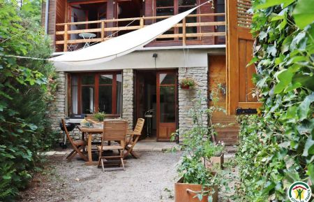 G&icirc;te n&deg;G315012 Saint-Martin-en-Vercors - Dr&ocirc;me - Entr&eacute;e du g&icirc;te, avec terrasse privative et salon de jardin