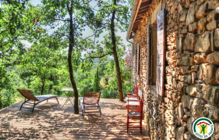 G&icirc;te n&deg;G94005 Claveyson - Dr&ocirc;me - Terrasse ombrag&eacute;e sous les ch&egrave;nes