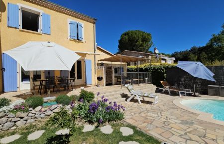 G&icirc;te n&deg;G16004 Aubres - Dr&ocirc;me - Terrasse, pergola et piscine