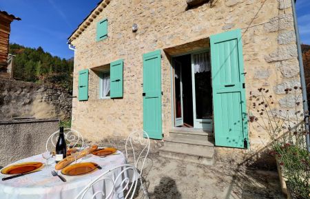 G&icirc;te n&deg;G86589 Ch&acirc;tillon-en-Diois - Dr&ocirc;me - La terrasse et l'entr&eacute;e du g&icirc;te
