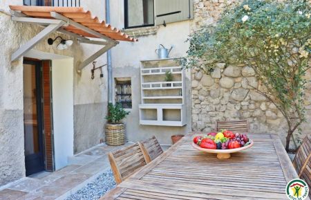 G&icirc;te n&deg;G63025 Buis-les-Baronnies - Dr&ocirc;me - Cour int&eacute;rieure privative avec salon d'ext&eacute;rieur et espace &agrave; manger
