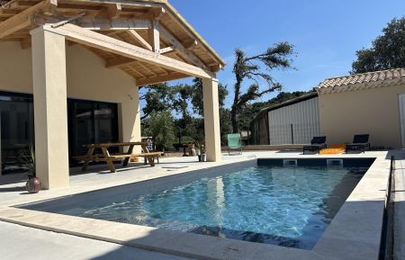 G&icirc;te n&deg;G261003 R&eacute;auville - Dr&ocirc;me - Vue ext&eacute;rieure entr&eacute;e principale et piscine. Ao&ucirc;t 2024
