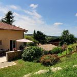 Entr&eacute;e du g&icirc;te, sa terrasse et ses espaces verts