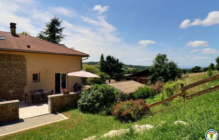 G&icirc;te n&deg;G143003 Le Grand-Serre - Dr&ocirc;me - Entr&eacute;e du g&icirc;te, sa terrasse et ses espaces verts