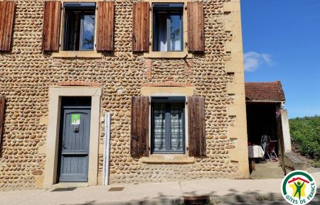 G&icirc;te n&deg;G210005 Valherbasse - Dr&ocirc;me - L'entr&eacute;e du g&icirc;te et sa petite cour 