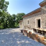 Terrasse privative et entr&eacute;e du g&icirc;te