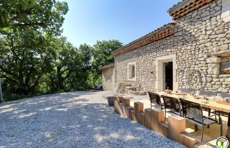 G&icirc;te n&deg;G21002 Autichamp - Dr&ocirc;me - Terrasse privative et entr&eacute;e du g&icirc;te
