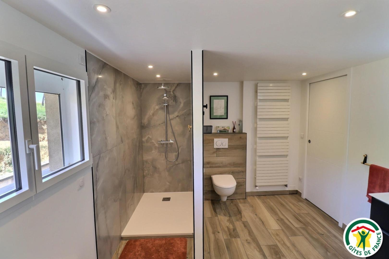 Salle de bain privative de l'étage photo 20