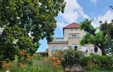 G&icirc;te n&deg;G281012 Romans-sur-Is&egrave;re - Dr&ocirc;me - Belle demeure des ann&eacute;es 40 dans lequel se trouve le g&icirc;te La Mare aux F&eacute;es
