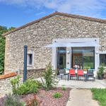 Terrasse privative et entr&eacute;e du g&icirc;te