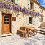 Terrasse et spa privatif (4 places en position debout. Equip&eacute; d'une couverture avec attaches et cl&eacute; de s&eacute;curit&eacute;. Enfants &agrave; surveiller)