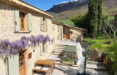 G&icirc;te n&deg;G382011 Saint-Vincent-la-Commanderie - Dr&ocirc;me - Terrasse et spa privatif (4 places en position debout. Equip&eacute; d'une couverture avec attaches et cl&eacute; de s&eacute;curit&eacute;. Enfants &agrave; surveiller)