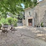 Salon de jardin d&eacute;di&eacute; au g&icirc;te, dans la cour commune 