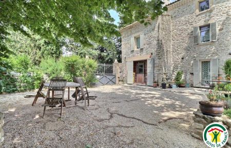 Salon de jardin dédié au gîte, dans la cour commune Gîte n°G261005 Réauville - Drôme - Salon de jardin dédié au gîte, dans la cour commune