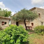 La terrasse privative au gîte, sans vis à vis, vue sur la truffière et les lavandes La terrasse privative au gîte, sans vis à vis, vue sur la truffière et les lavandes