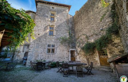 G&icirc;te n&deg;G336002 Saou - Dr&ocirc;me - Terrasse du g&icirc;te. Cour ferm&eacute;e.