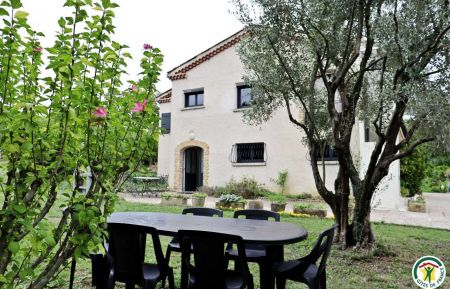 G&icirc;te n&deg;G324014 Saint-Paul-Trois-Ch&acirc;teaux - Dr&ocirc;me - Table ext&eacute;rieure