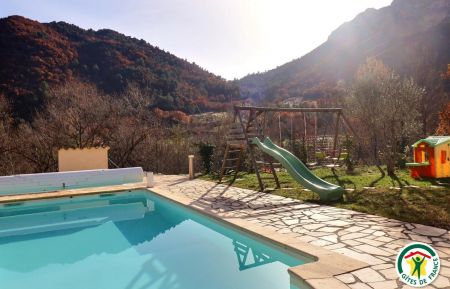 G&icirc;te n&deg;G16004 Aubres - Dr&ocirc;me - A droite vue sur l'Essaillon