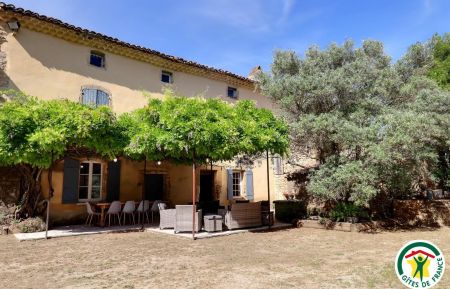 G&icirc;te n&deg;G275006 Rochegude - Dr&ocirc;me - Le g&icirc;te et sa pergola 