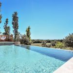 Piscine &agrave; d&eacute;bordement, sans vis-vis, dimension 4x8m, profondeur 1.50m, ouverte de mai &agrave; septembre 