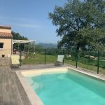 Piscine s&eacute;curis&eacute;e par cl&ocirc;ture et portillon