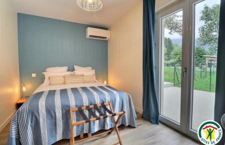 G&icirc;te n&deg;G307997 Saint-Jean-en-Royans - Dr&ocirc;me - Chambre AURORE : un lit double (1x160), acc&egrave;s direct &agrave; la terrasse privative