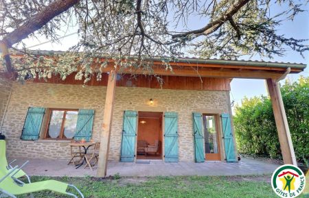 G&icirc;te n&deg;G314002 Saint-Martin-d'Ao&ucirc;t - Dr&ocirc;me - Entr&eacute;e et terrasse du g&icirc;te c&ocirc;t&eacute; est avec jardin ombrag&eacute;