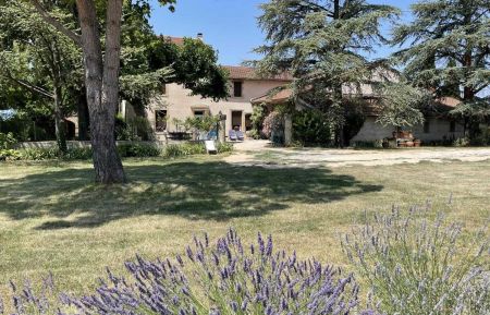Chambre d'h&ocirc;tes n&deg;G64725 Chabeuil - Dr&ocirc;me - A votre arriv&eacute;e, entre lavande et laurier rose, sous l'ombre du pin parasol