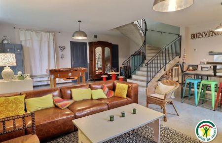 Au rez-de-chaussée : la salle de jeux, babyfoot, coin salon, chambre avec salle d'eau/wc, wc/buanderie... Gîte n°G149200 Hostun - Drôme - Au rez-de-chaussée : la salle de jeux, babyfoot, coin salon, chambre avec salle d'eau/wc, wc/buanderie...