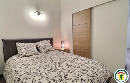 G&icirc;te n&deg;G84017 Ch&acirc;teauneuf-sur-Is&egrave;re - Dr&ocirc;me - Coin nuit avec un lit double (1x140x190), climatiseur et TV