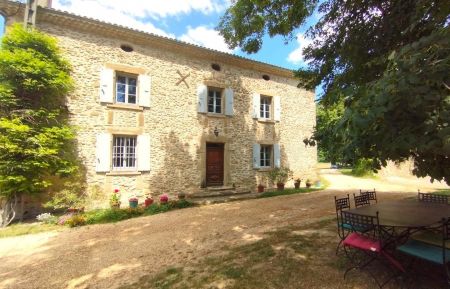 G&icirc;te n&deg;G212100 Montvendre - Dr&ocirc;me - Entr&eacute;e du g&icirc;te et salon de jardin &agrave; l'ombre de l'arbre