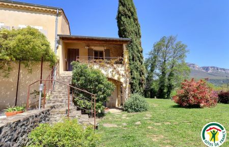 Le gîte avec une dizaine de marches en pierre pour y accéder Gîte n°G344005 Soyans - Drôme - Le gîte avec une dizaine de marches en pierre pour y accéder